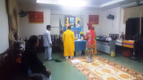 Giám đốc Đài PTTH Quảng Trị tại hoạt động cúng khấn tại cơ quan.
