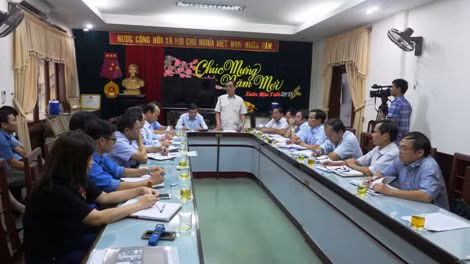 Nơi diễn ra hoạt động cúng khấn, mê tín dị đoan là phòng họp chính cũng là phòng truyền thống của đơn vị.