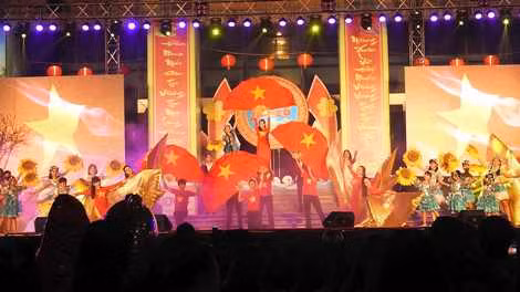 Bà con thưởng thức đêm nhạc mừng Đảng, mừng Xuân, chào đón năm mới Mậu Tuất 2018.