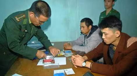 Hai đối tượng Tuấn và Dũng cùng tang vật vụ án. Hai đối tượng Tuấn và Dũng cùng tang vật vụ án.