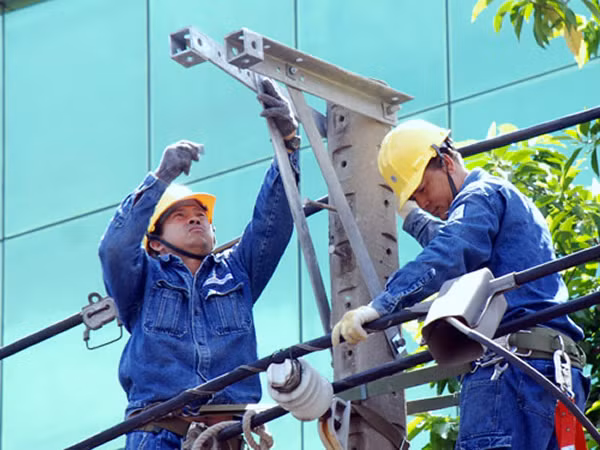 Do việc tính “nhảy bậc” trong sản lượng điện tiêu thụ khiến việc xài điện càng cao, tiền điện càng tăng vọt. Do việc tính “nhảy bậc” trong sản lượng điện tiêu thụ khiến việc xài điện càng cao, tiền điện càng tăng vọt.