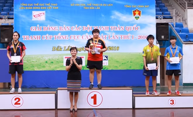 Bà H’lim Niê, Giám đốc Sở Văn hóa - Thể thao và Du lịch tỉnh Đắk Lắk trao cúp và huy chương Vàng, Bạc và Đồng cho nội dung đơn nữ.