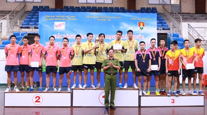 Trung Tướng Phan Văn Vĩnh trao huy chương và cúp cho các CLB đoạt huy chương Vàng, Bạc và Đồng cho nội dung đồng đội nam.