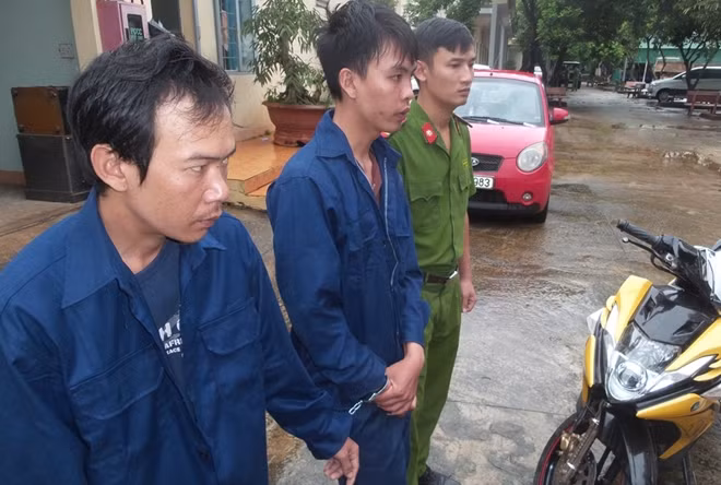 Hai đối tượng Hiếu và Hậu tại cơ quan điều tra.