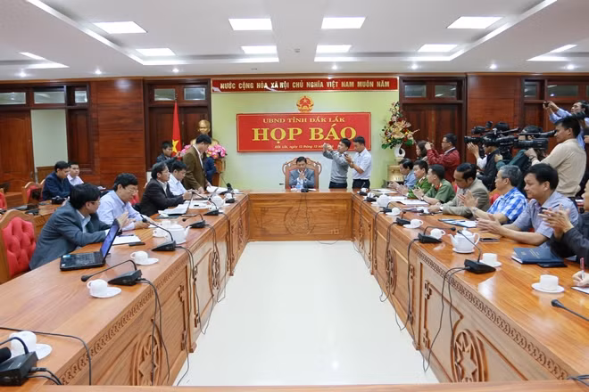 Quang cảnh buổi họp báo.