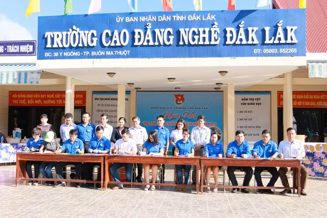 Các đoàn tham gia ký kết thi đua.