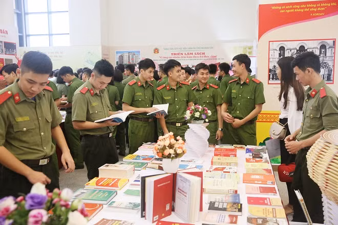 Đông đảo CBCS, các học viên trường, học viện CAND đến tham dự triển lãm.