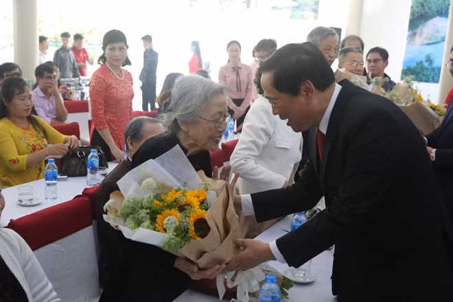 Ban tổ chức tặng hoa cho bà Lý Thị Trung, 1 trong 3 nữ học viên của lớp học.