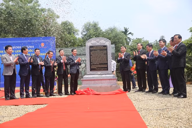 Các đại biểu dự lễ khánh thành Bia di tích lịch sử Quốc gia Trường Dạy làm báo Huỳnh Thúc Kháng.