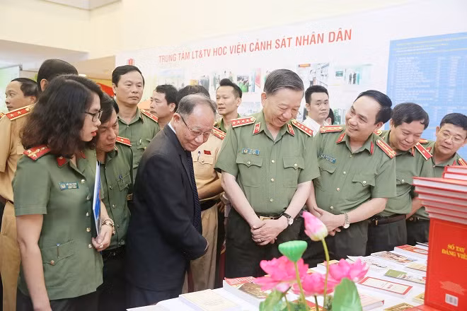 Bộ trưởng Tô Lâm thăm gian trưng bày của Nhà xuất bản CAND, Cục Truyền thông CAND.