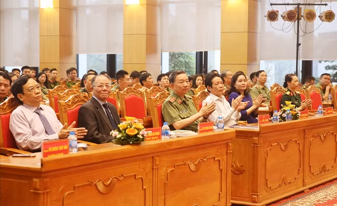 Bộ trưởng Tô Lâm cùng các đại biểu dự buổi lễ.