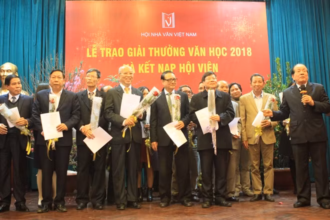 Lãnh đạo Hội Nhà văn Việt Nam trao giải cho các tác giả.