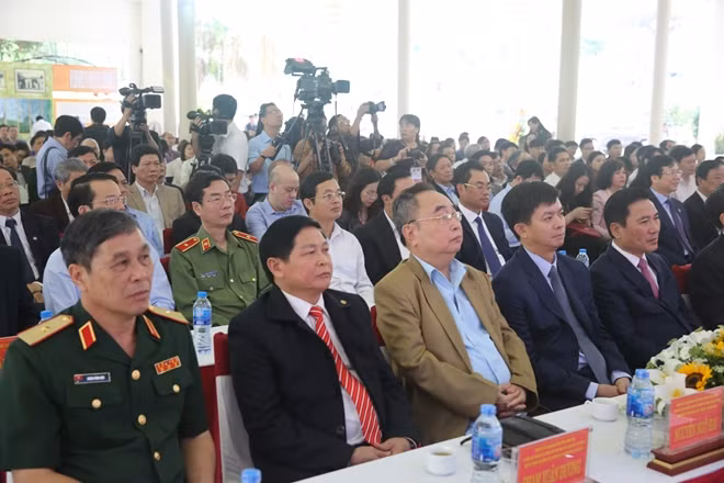 Các đại biểu dự buổi lễ.