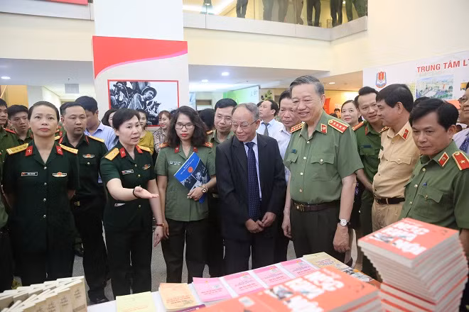 Bộ trưởng Tô Lâm thăm gian trưng bày của Thư viện Quân đội.