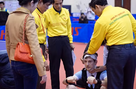 Mặc dù chấn thương nhưng Adam bodrow vẫn luôn khôi hài.