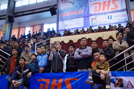 Đông đảo khán giả Thủ đô tới Nhà thi đấu Cầu Giấy để cổ vũ