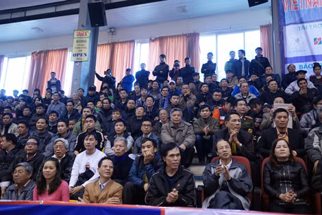 Khán giả theo dõi trận chung kết.