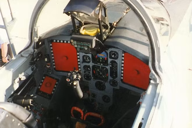 Buồng lái của Mig-29M với hai màn hình cảm ứng cỡ lớn.