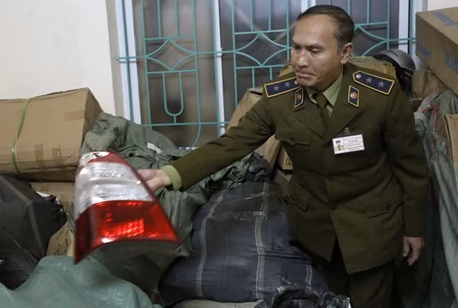 Chợ Trời được hình thành từ khoảng năm 1955, là nơi buôn bán nhiều loại hàng, từ cái đinh, cục pin đến xe máy, hàng điện tử, điện lạnh... đặc biệt là phụ tùng ôtô cũ, không rõ nguồn gốc.