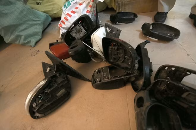 Cho rằng đây là hàng đã qua sử dụng và không rõ nguồn gốc xuất xứ, lực lượng chức năng thu giữ và niêm phong.