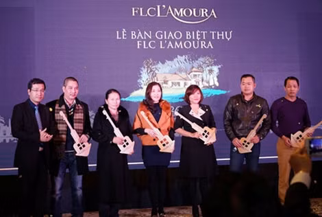 Ngày 26-12-2015, khu biệt thự FLC L’Amoura đã chào đón những cư dân đầu tiên nhận bàn giao nhà và dọn về ở để chuẩn bị đón Tết Nguyên Đán đầu tiên tại FLC Sầm Sơn.