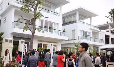 Khách tham quan và nhận bàn giao biệt thự FLC L’Amoura trong quần thể FLC Sầm Sơn.