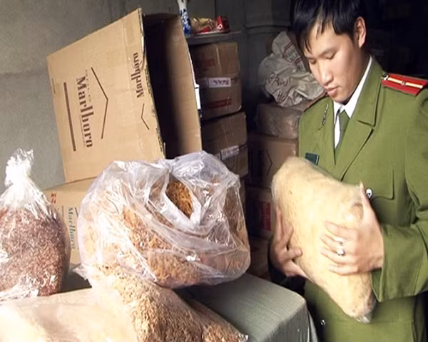 Số thực phẩm khô không rõ nguồn gốc được phát hiện tại nhà bà Bích.