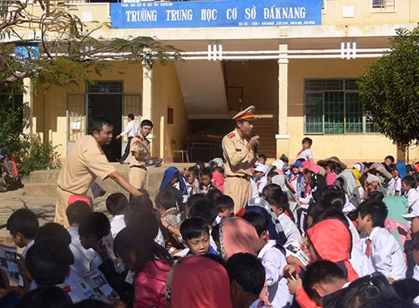Tuyên truyền pháp luật giao thông đường bộ cho học sinh.