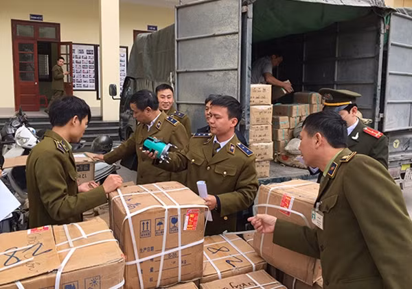Lực lượng Công an kiểm đếm số hàng hóa tập kết tại kho hàng thị trấn Lim.