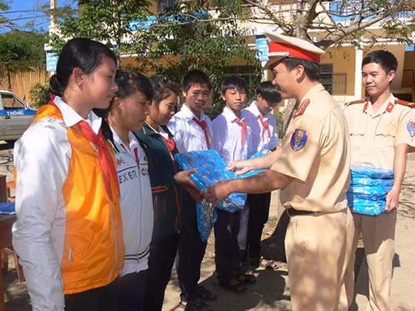 Tặng quà cho các em học sinh dân tộc thiểu số nghèo, học giỏi.