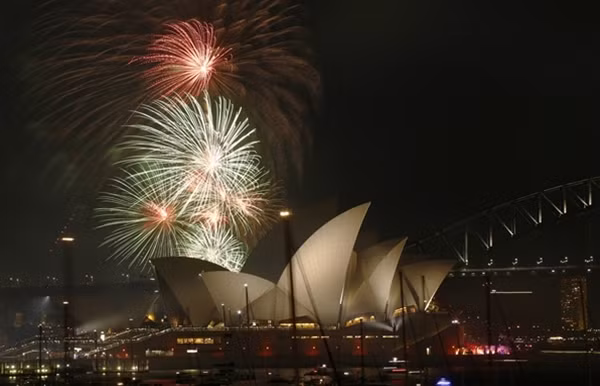 Màn bắn pháo hoa sớm tại Sydney. Ảnh: Reuters.
