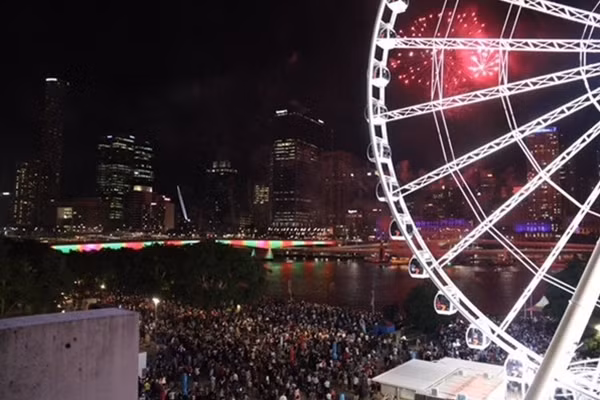 Đám đông tụ tập xem pháo hoa tại Brisbane. Ảnh: abc.net.au.