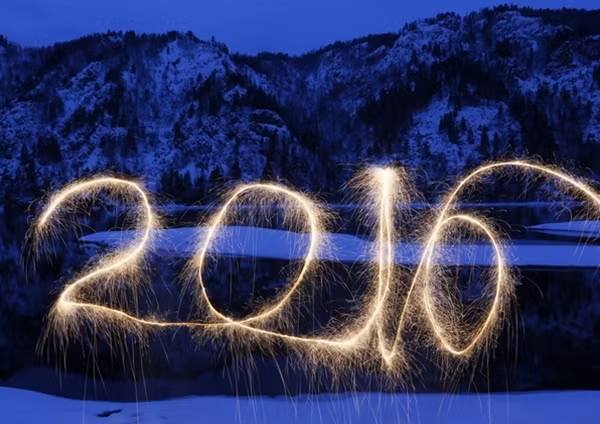 Số 2016 được vẽ bằng pháo sáng tại bờ sông Yenisei, Nga. Ảnh: Reuters.