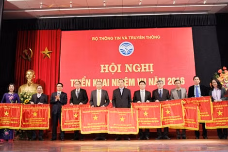 Phó Thủ tướng Vũ Đức Đam trao tặng Cờ thi đua của Chính phủ cho các tập thể hoàn thành xuất sắc nhiệm vụ năm 2015. Ảnh Xuân Lộc.