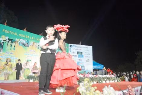 Những người mẫu nhí đến từ các trường tiểu học trên địa bàn TP Đà Lạt biểu diễn thời trang hoa khá chuyên nghiệp đem đến cho người xem nhiều bất ngờ thú vị.