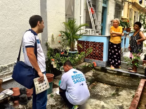 Nhân viên y tế thu thập các mẫu ấu trùng muỗi từ vũng nước đọng tại nhà dân ở Rio de Janeiro.