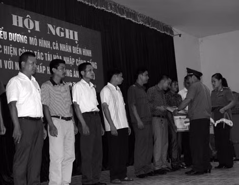 Anh Trần Xuân Thắng nhận bằng khen của Giám đốc Công an tỉnh Hòa Bình.
