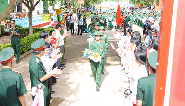 Những tân binh hăng hái lên đường nhập ngũ.