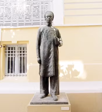 Tượng nhà văn hóa Trương Vĩnh Ký tại Bảo tàng Mỹ thuật TP Hồ Chí Minh.