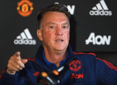 Van Gaal luôn đối đầu báo chí trong các cuộc họp báo.