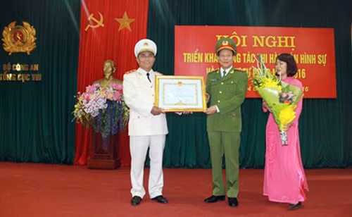 Thứ trưởng Lê Quý Vương trao Huân chương Quân công tặng Trung tướng Cao Ngọc Oánh, nguyên Tổng cục trưởng Tổng cục Cảnh sát THAHS & HTTP.