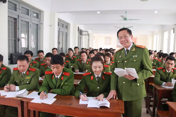 Đại tá, GS. TS Đường Minh Giới trong một giờ lên lớp.