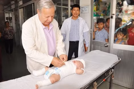GS -BS Alain Gilbert thăm khám lại cho bé trai 4 tháng tuổi sau 1 ngày được phẫu thuật.