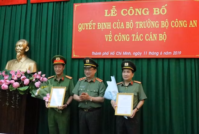 Trao Quyết định cho Đại tá Nguyễn Sỹ Quang và Đại tá Dương Văn Phóng, Phó Giám đốc Công an TP Hồ Chí Minh.