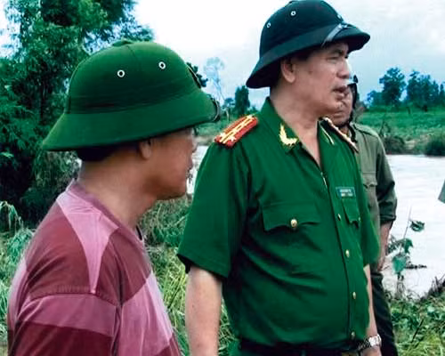 Đại tá Đoàn Quốc Thư trực tiếp xuống hiện trường chỉ đạo điều tra phá án.