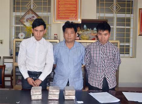 Đối tượng Mùa A Sự, Mùa A Gư và Vàng A Nhà (từ trái sang phải) cùng toàn bộ số tang vật là 12 bánh hêrôin tại cơ quan Cảnh sát điều tra Đối tượng Mùa A Sự, Mùa A Gư và Vàng A Nhà (từ trái sang phải) cùng toàn bộ số tang vật là 12 bánh hêrôin tại cơ quan Cảnh sát điều tra