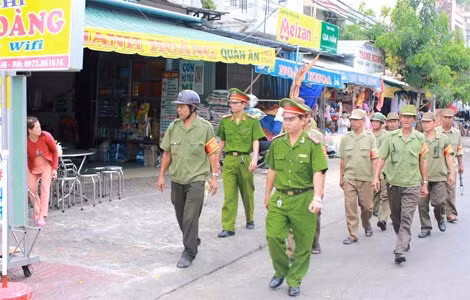 Công an phường Núi Sam (TP Châu Đốc) cùng Ban bảo vệ dân phố, thường xuyên giữ gìn ANTT khu vực Miếu Bà Chúa Xứ núi Sam.
