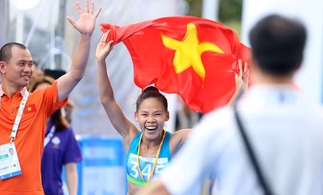 Phan Thị Thanh Phúc vẫn giữ phong độ xuất sắc, giành chiếc HC vàng đầu tiên cho điền kinh Việt Nam ở nội dung đi bộ.