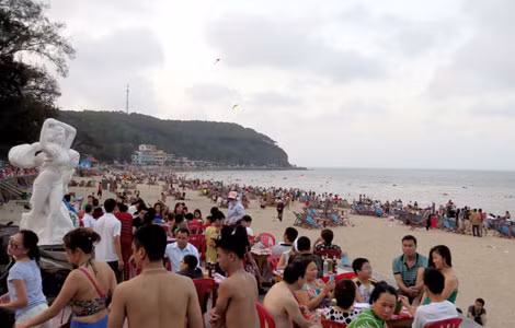 Du khách tại bãi biển khu II. Du khách tại bãi biển khu II.