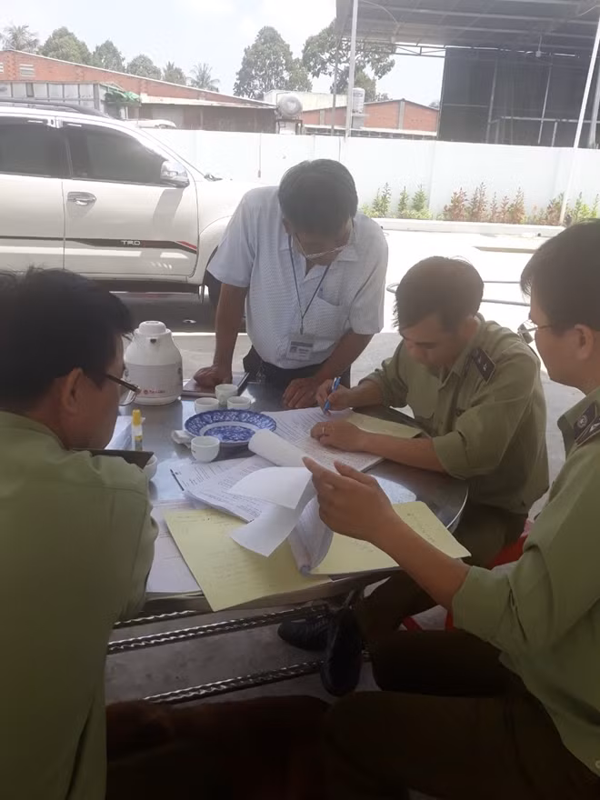 Đoàn kiểm tra tại Chi nhánh Công ty TNHH MTV Huỳnh Công Minh
